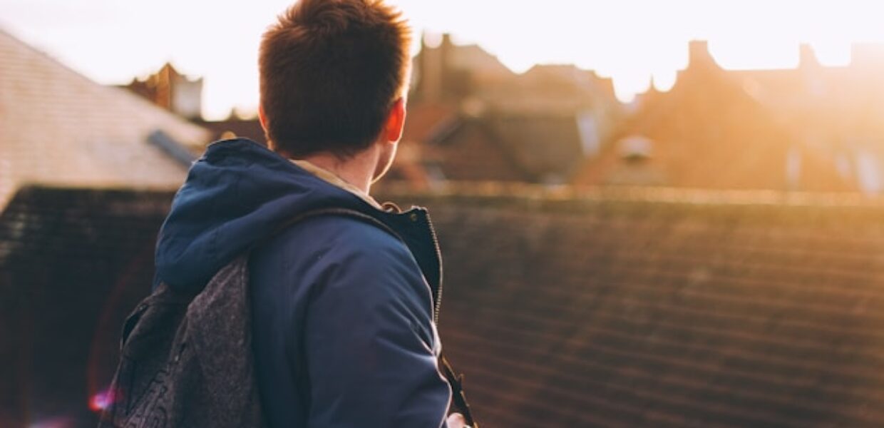 Young person, taken from the back, looking into the distance